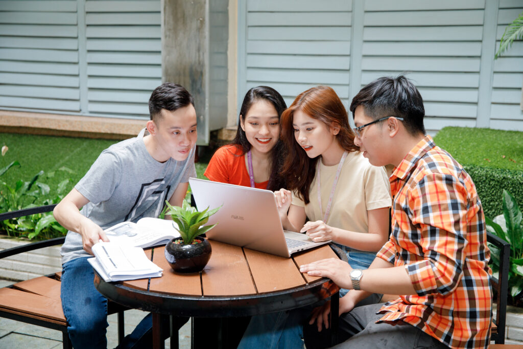 HIGHLIGHT UEH VIRTUAL OPEN DAYS 2025: Giải đáp thắc mắc, băn khoăn của phụ huynh và học sinh (Phần 2)