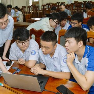 Tiếp nối hoạt động Meet & Greet tại UEH Day 2025: UEH lan tỏa tinh thần đổi mới sáng tạo STEM cùng học sinh trường THPT Chuyên Lê Quý Đôn, Khánh Hòa