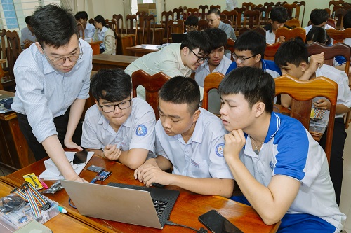Tiếp nối hoạt động Meet & Greet tại UEH Day 2025: UEH lan tỏa tinh thần đổi mới sáng tạo STEM cùng học sinh trường THPT Chuyên Lê Quý Đôn, Khánh Hòa
