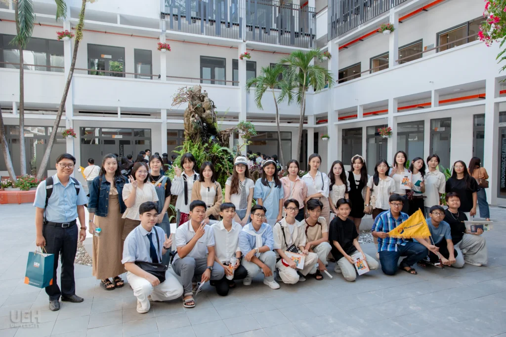 Trường THPT Nguyễn Trung Trực 2 (An Giang) trải nghiệm chương trình “Khám phá tiềm năng cùng UEH”