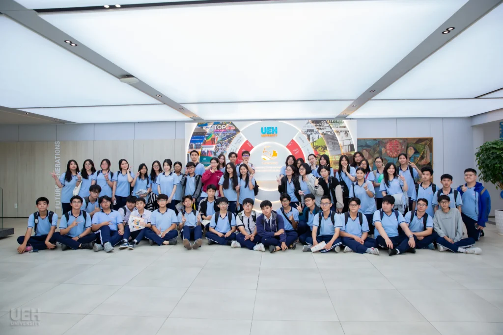 Trường THPT Ten Lơ Man (TP.HCM) trải nghiệm chương trình “Khám phá tiềm năng cùng UEH”