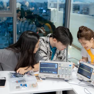 Nhận học bổng Chính phủ nếu chọn 13 chương trình công nghệ tại UEH